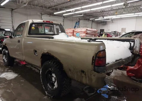 2005 Toyota Tundra Base V8 z USA, uszkodzony, nr VIN 5TBKT42125S467494